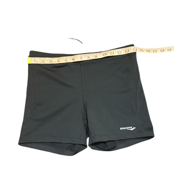 Saucony Women’s Fitted Workout Shorts - Picture 4 of 5